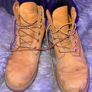 I’m selling timberland boots there for the rain fall and mud